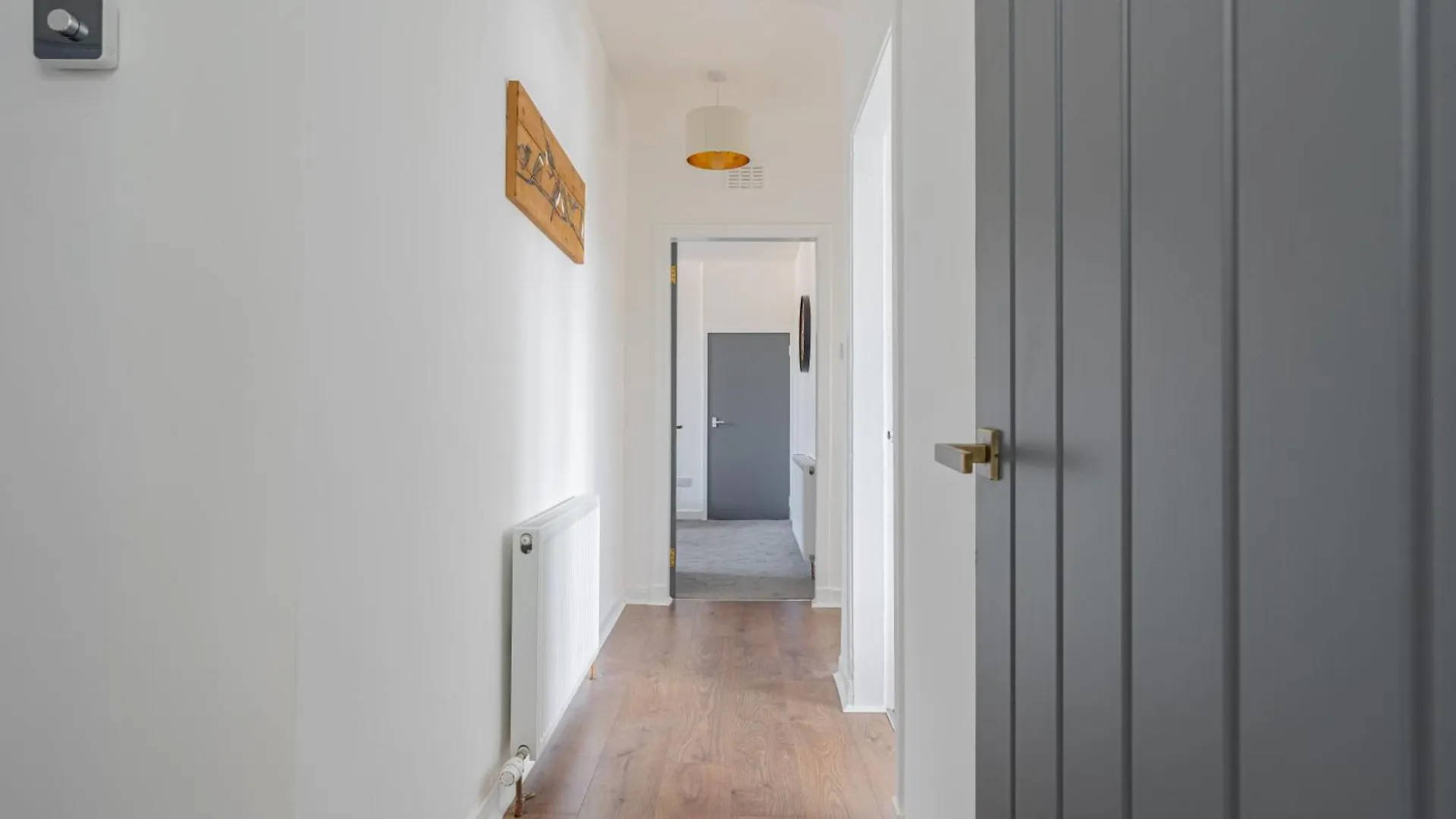 Spacious 3 Bed Flat- Free Parking Edinburgh & Fife contacts