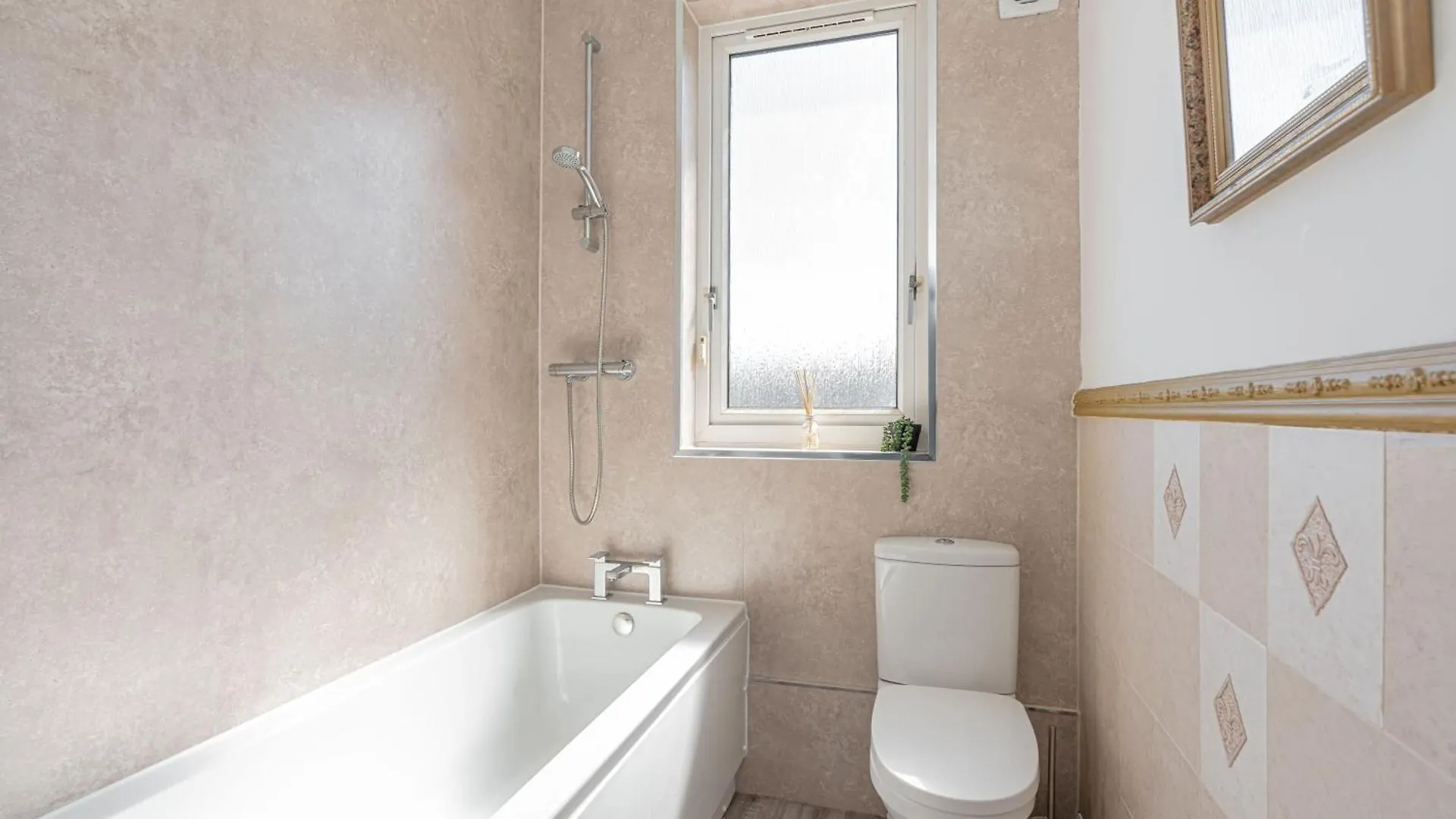 Spacious 3 Bed Flat- Free Parking Edinburgh & Fife Inverkeithing Apartment